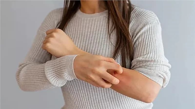 استشاري جلدية يوضح فئة من الأشخاص يتأثرون سلبًا بارتداء الصوف