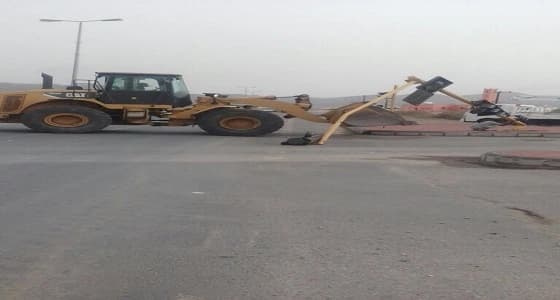 بالصور.. الرياح تتسبب في سقوط أعمدة إشارة المرور في العرضيات