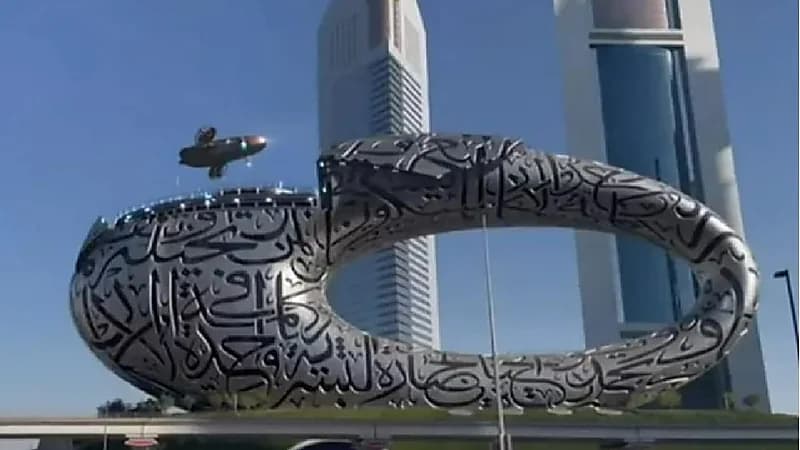 فيديو مذهل لمركبة طائرة في الهواء تدخل "متحف المستقبل" بدبي