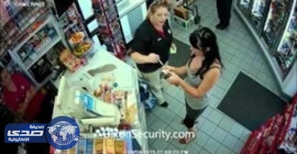 بالفيديو.. فتاة تصفع موظفة اعتراضا على فاتورة الحساب