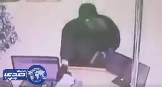 ضبط لص تنكر بزي نسائي أثناء سرقته محالا تجارية بمكة