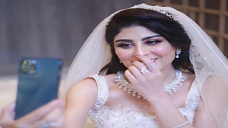 زارا البلوشي تنشر صورة لها مع زوجها الثالث