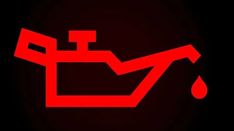 اضاءة لمبة الزيت في لوحة السيارة يدل على وجود مشكلة بالمحرك