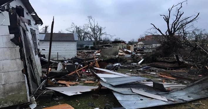 مصرع 4 أشخاص اثر اعصار حاصر السكان بولاية مسيسبي الأمريكية