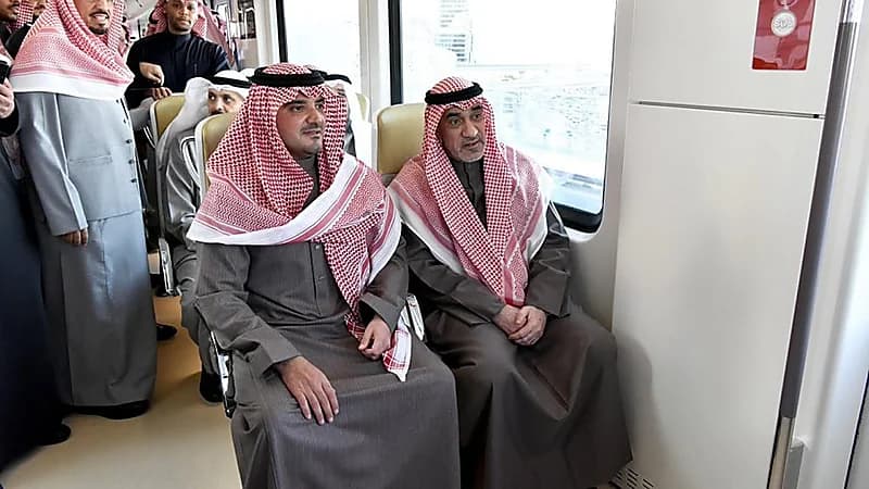 وزير الداخلية ونظيره الكويتي يستقلان قطار الرياض .. فيديو