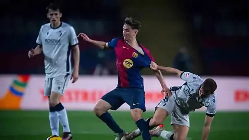 نجم برشلونة يثير الرعب بلقطة متهورة .. صور