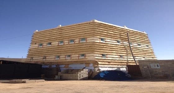 بالصور.. مواطن يحافظ على تراثه ويرمم " بيت الطين "