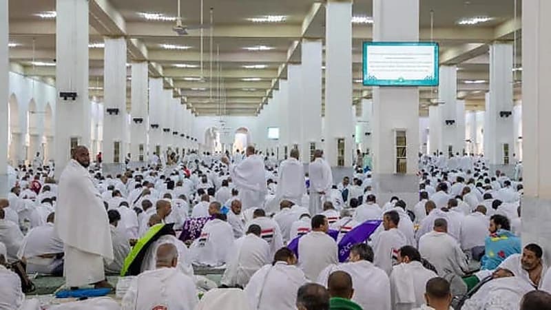 استعداد المصلين في مسجد نمرة لخطبة عرفة وأداء صلاتي الظهر والعصر.. فيديو