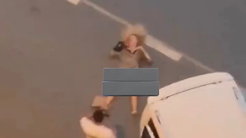 رجل يسحل امرأة بالشارع ويسحبها لسيارته دون تدخل أحد في تركيا