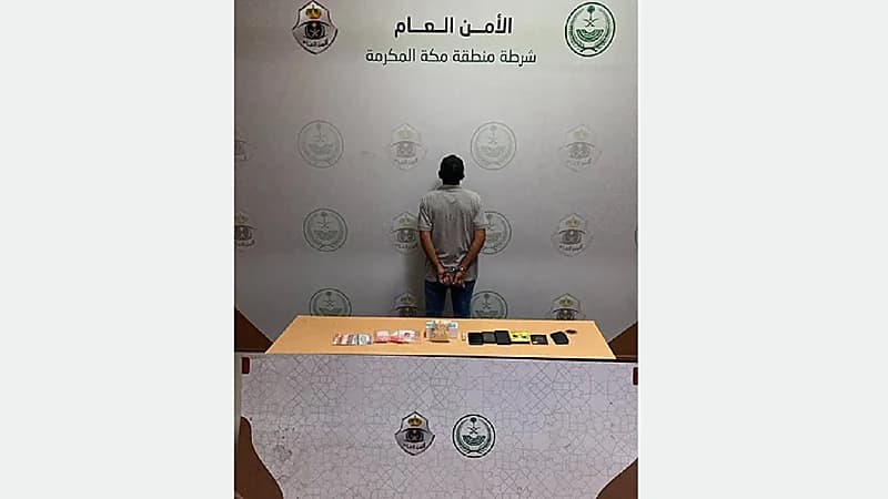 القبض على مخالف بحوزته سلاح ومواد مخدرة