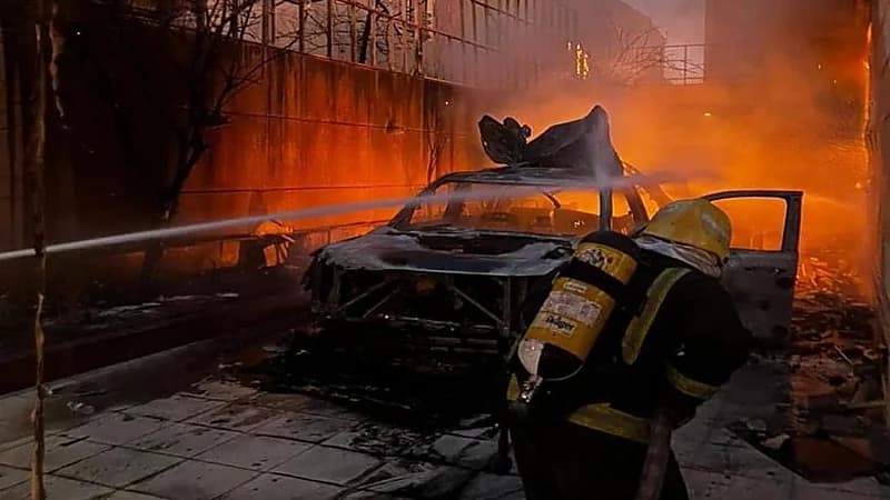اندلاع حريق بمركبة في فناء منزل بالرياض