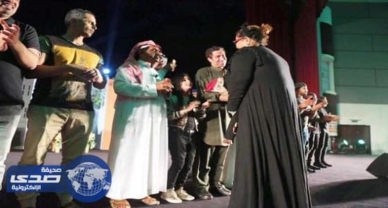 هيا الشعيبي تعتذر لفايز المالكي بباقة ورود