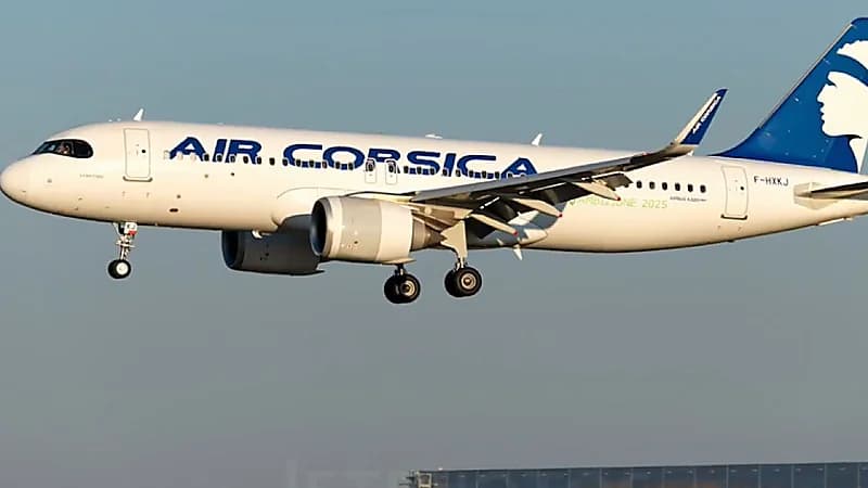 مراقب جوي يغفو ويترك الطائرة عالقة في الجو بمطار فرنسي.. فيديو