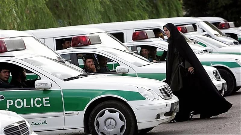 فتاة تتعرض للاعتداء بالضرب من قبل الأمن الإيراني