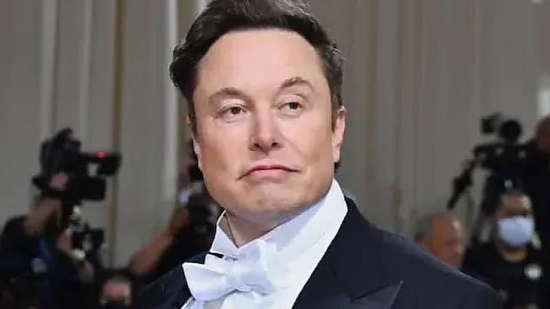 روبوت يحرج إيلون ماسك مع كاتي زوجة ستيفن ميلر