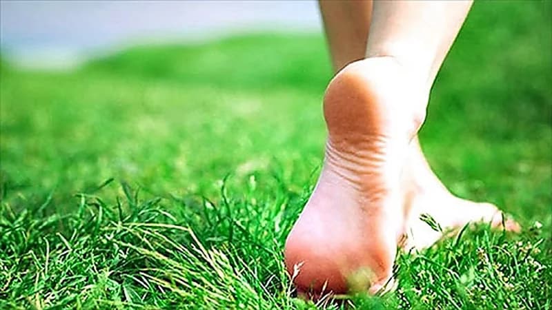 "المشي حافي القدمين" يقوي جهاز المناعة