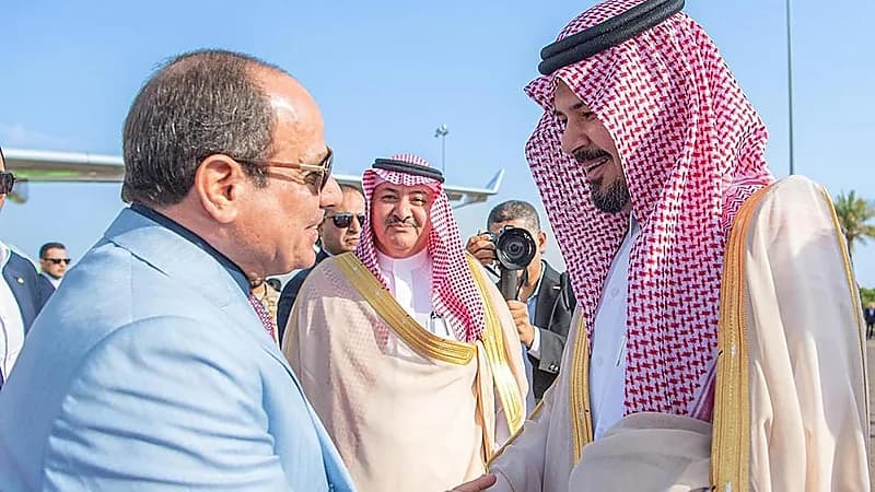 لحظة وصول الرئيس المصري إلى المدينة المنورة..فيديو وصور