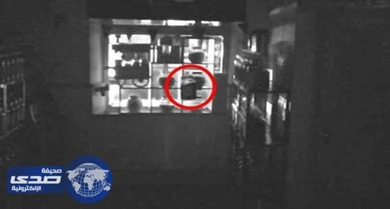 بالصور.. شبح طفلة يقتحم متجر ويُثير رعب صاحبه
