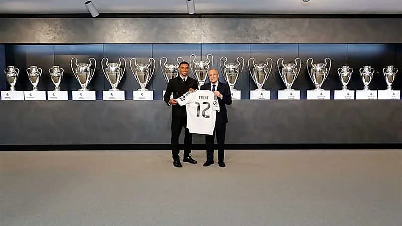 أرنولد يفاجئ الجميع بتحدثه الإسبانية بطلاقة.. فيديو