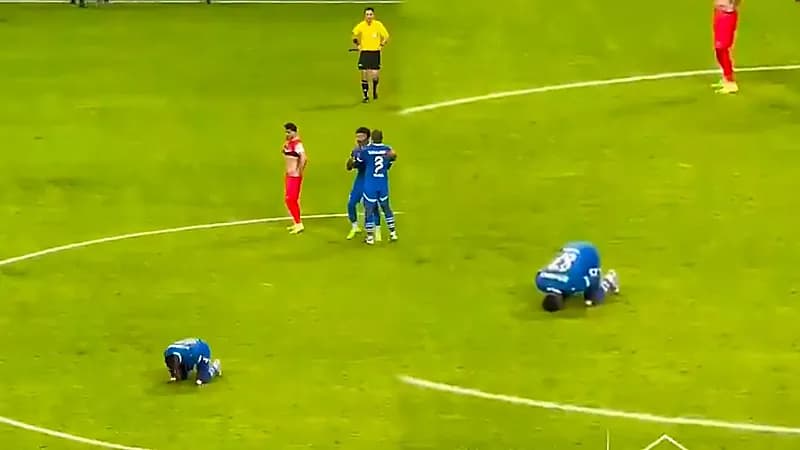 سجدة شكر من حسان تمبكتي بعد فوز الهلال أمام برسبوليس.. فيديو