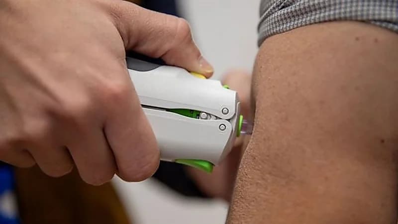 بدء التجارب السريرية على لقاح جديد لكورونا بدون «إبرة»