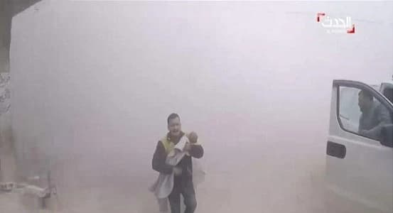 ردة فعل غير متوقعة من مسعف سوري عثر على طفله تحت الركام