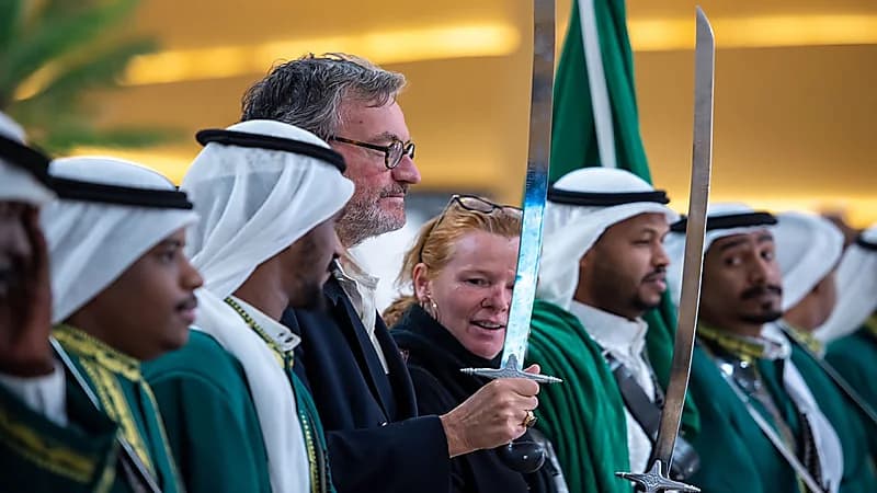 العرضة السعودية تستهوي زوار مهرجان الإبل في منصة طويق