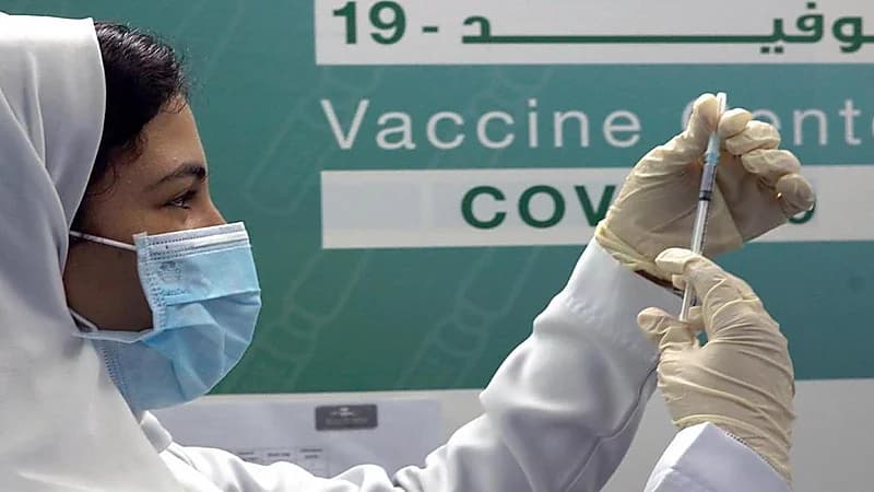 استشاري: لا مخرج من الجائحة إلا باللقاحات