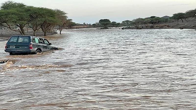 مرور حائل يعاقب مواطن عبر بمركبته أحد الأودية