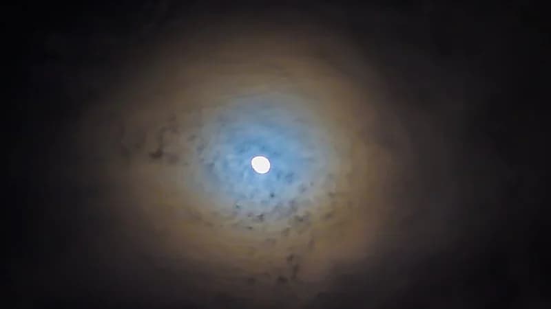 طوق الاكليل يزين القمر بسماء جدة