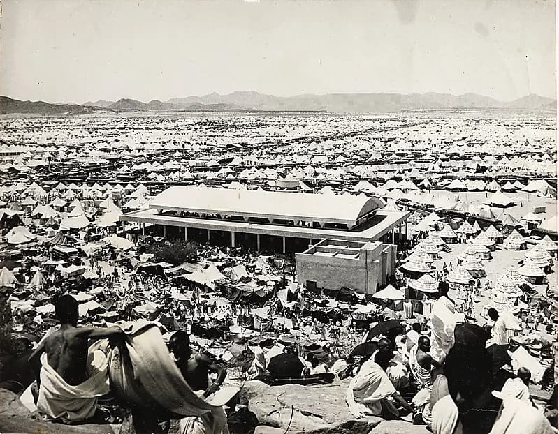 صورة لمشعر عرفات من أعلى جبل الرحمة في الخمسينيات الميلادية
