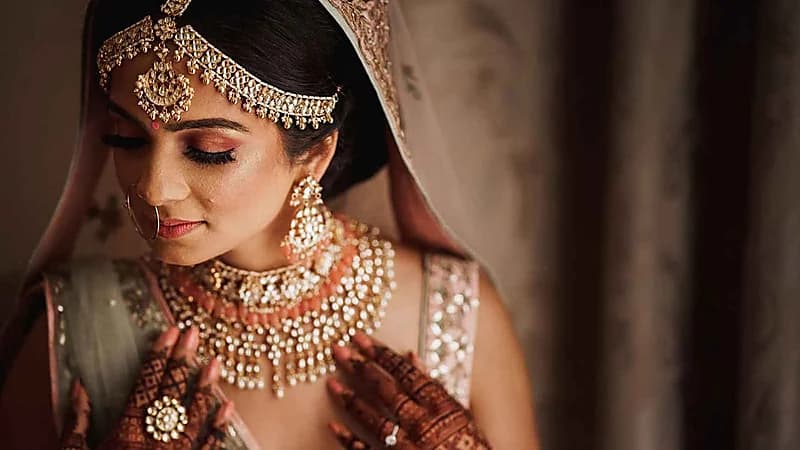 خمسيني يتزوج خطيبة ابنه قبل أيام من زفافها