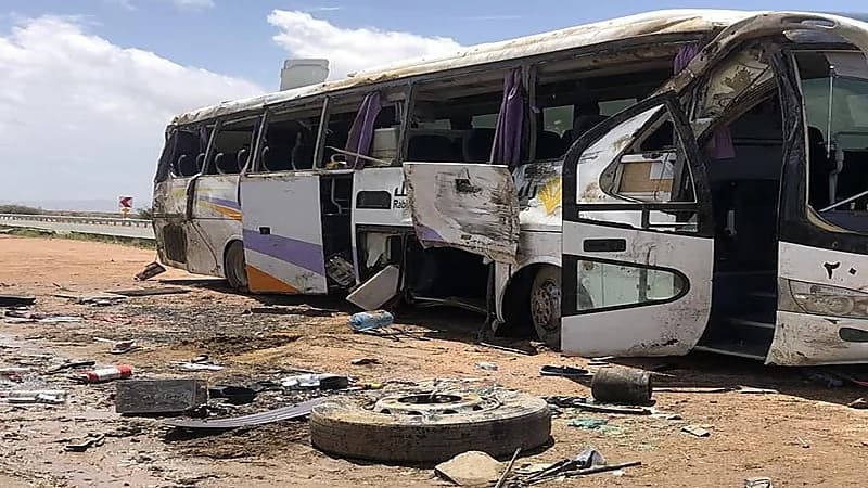 انقلاب حافلة يودي بحياة امرأة وإصابة 41 آخرين على طريق السيل