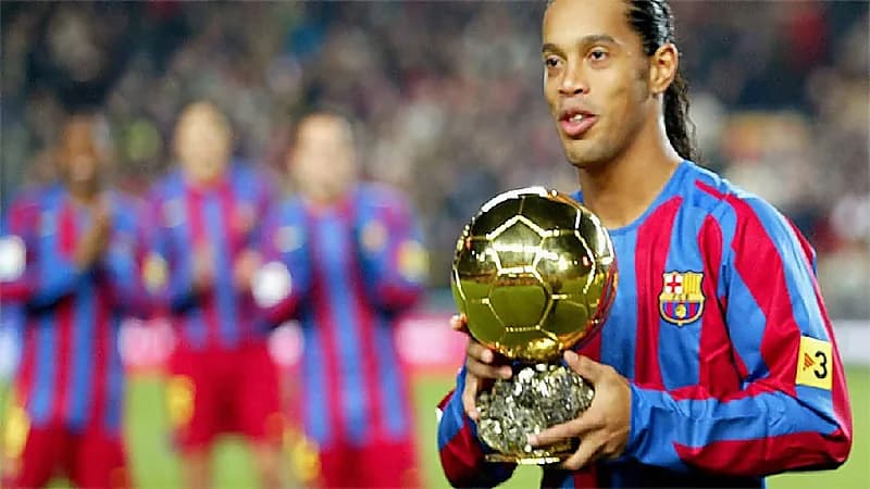 رونالدينيو يقدم الكرة الذهبية في حفل فرانس فوتبول 2025