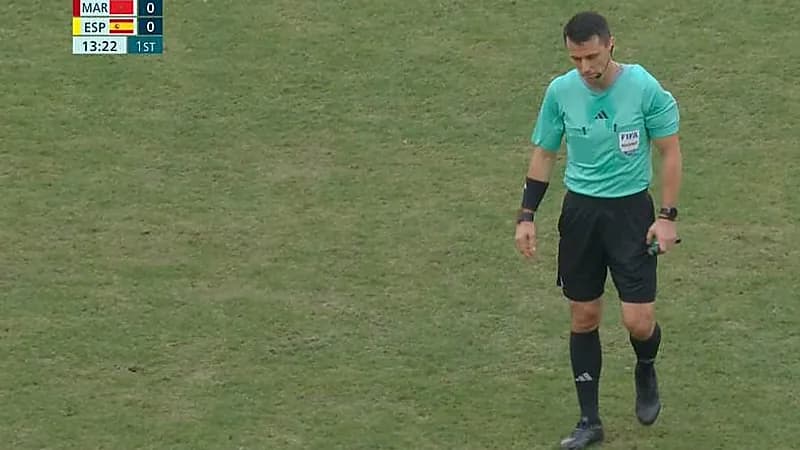 لحظة خروج حكم مباراة المغرب وإسبانيا بعد تعرضه للإصابة .. فيديو