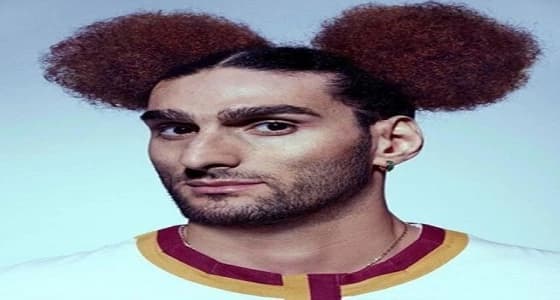 نجم مانشستر يونايتد يظهر بقصة شعر غريبة