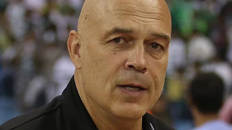 الطائي يفاوض مدرب الأهلي السابق جروس