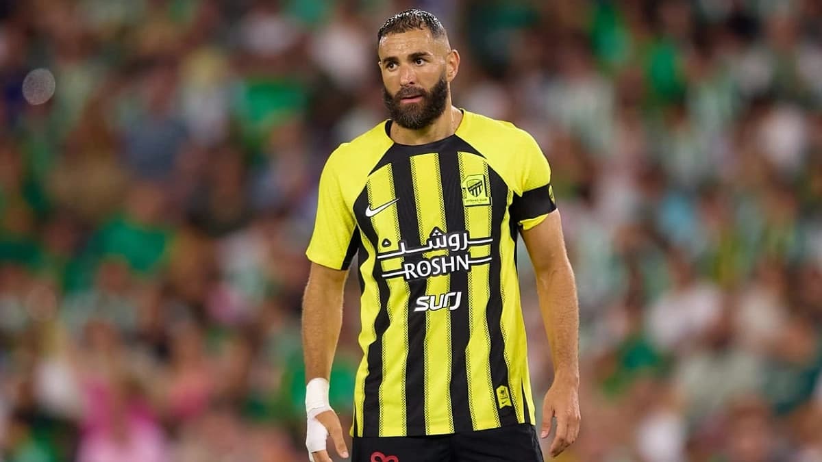 بنزيما خارج بعثة الدمام قبل مواجهة الخليج