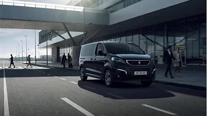 بيجو تزيح الستار عن نسخة VIP من السيارة Traveller