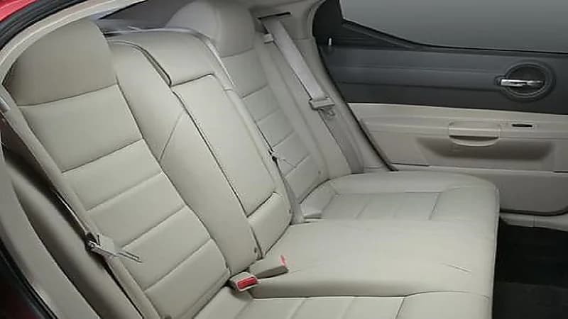 سبب وجود نفق ناقل الحركة أمام المقاعد الخلفية في السيارة