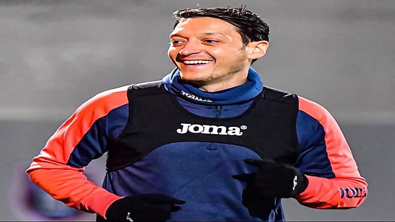 الوحدة يرغب في التعاقد مع مسعود أوزيل