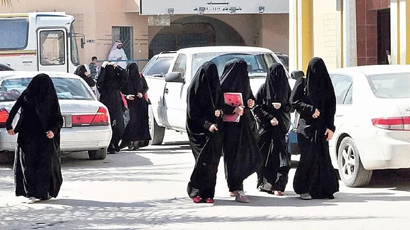 طالبات يناشدن بتعميم قرار إحضار الجوال في المدارس