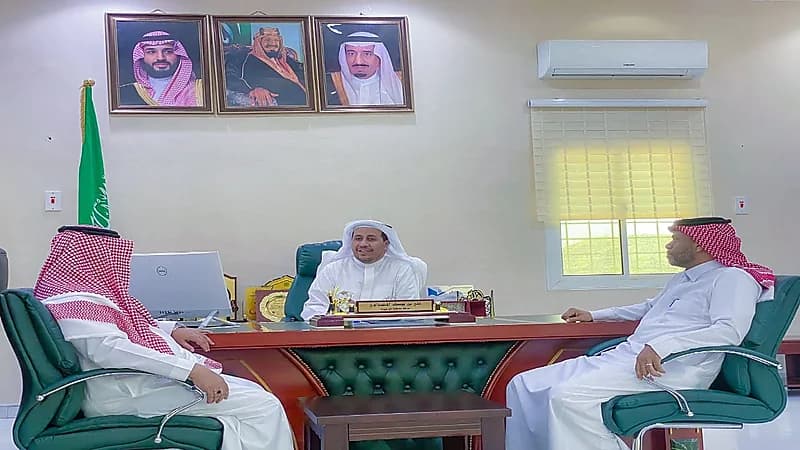 مدير تعليم القنفذة يزور مدارس العرضيات ويسعد بانضباطها .. صور