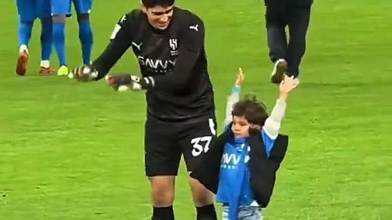 ياسين بونو يحتفلان مع جماهير الهلال بالتأهل .. فيديو