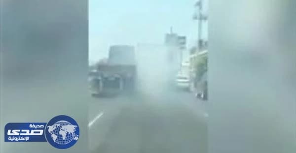 بالفيديو.. عناد بين سائقين ينتهي بسقوط شاحنة من أعلى جسر