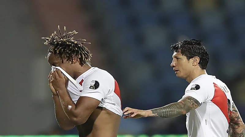 فيديو.. لحظة انهيار كاريلو بعد طرده من لقاء باراجواي في كوبا أمريكا