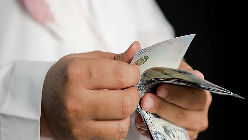 شاهد رد "المنيع" على من يقولون البنوك الإسلامية تقليدية ولبسوها "بشت"