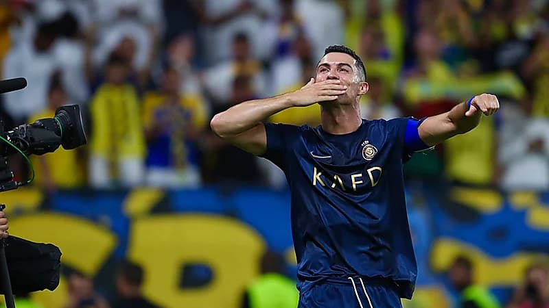 مُشجع إيراني يعرض منديل استخدمه رونالدو للبيع