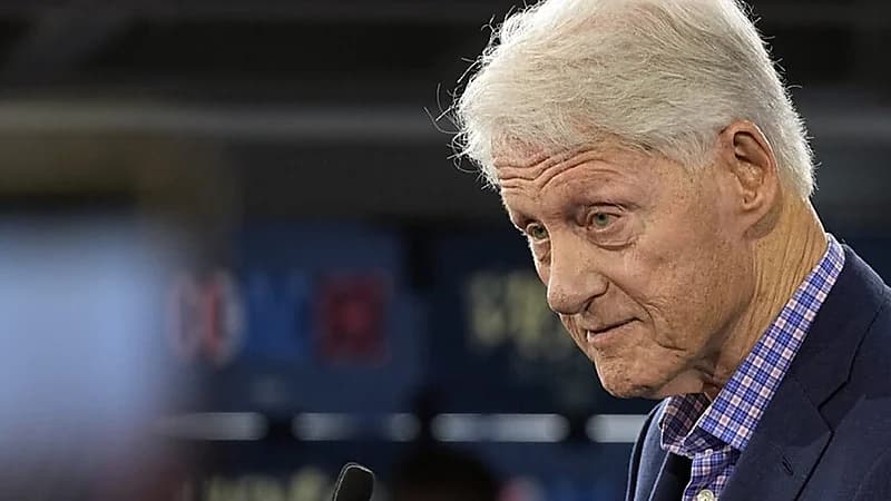 ظهور مفاجئ لكلينتون بجهاز طبي يثير المخاوف حول صحته.. صور