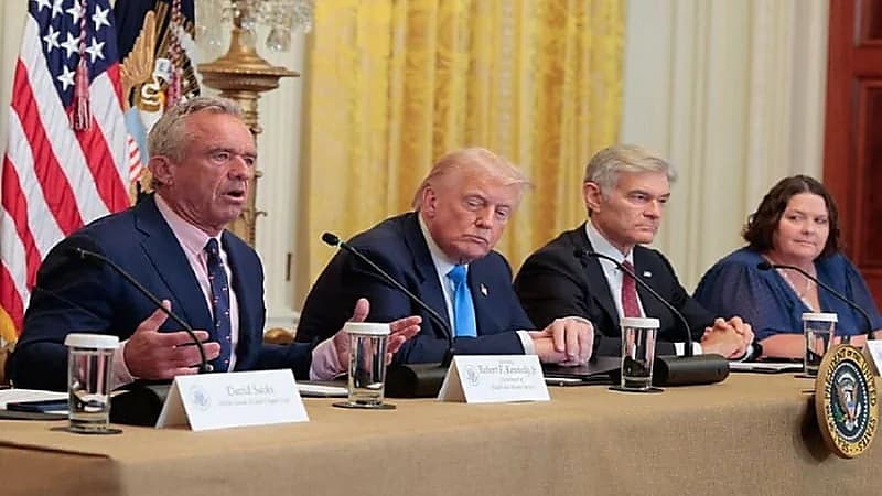 ترامب لا يستطيع مقاومة النوم أمام الكاميرات.. فيديو